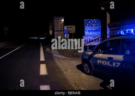 Foto Marco Alpozzi LaPresse - 20 Ottobre 2018 Claviere, Italia Cronaca Politica La polizia Italiana al beschränken di Arezzo Presidi i migranti respingimenti di della Francia Nella Foto: Polizia Italiana al beschränken Foto LaPresse - Marco Alpozzi Oktober 20, 2018 Arezzo, Italien News der italienischen Polizei an der Grenze von Claviere wachen die Ablehnung von Migranten aus Frankreich Im Pic: die italienische Polizei an der Grenze Stockfoto