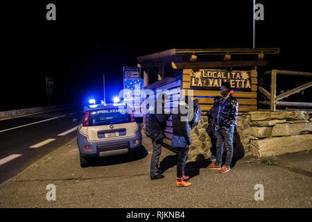 Foto Marco Alpozzi LaPresse - 20 Ottobre 2018 Claviere, Italia Cronaca Politica La polizia Italiana al beschränken di Arezzo Presidi i migranti respingimenti di della Francia Nella Foto: Polizia Italiana al beschränken controlla I documenti di Tre migranti africani respinti appena dalla Francia Foto LaPresse - Marco Alpozzi Oktober 20, 2018 Arezzo, Italien News der italienischen Polizei an der Grenze von Claviere wachen die Ablehnung von Migranten aus Frankreich Im Pic: die italienische Polizei an der Grenze der Migrant Dokument prüfen Stockfoto