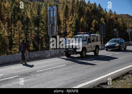 Foto Marco Alpozzi LaPresse - 20 Ottobre 2018 Claviere, Italia Cronaca Politica La polizia Italiana al beschränken di Arezzo Presidi i migranti respingimenti di della Francia Nella Foto: La Polizia di Beschränken francese accompagna un migrante al Limite del Territorio Italiano Foto LaPresse - Marco Alpozzi Oktober 20, 2018 Arezzo, Italien News der italienischen Polizei an der Grenze von Claviere wachen die Ablehnung von Migranten aus Frankreich in das Pic: Die französische Grenzpolizei begleitet ein wanderarbeitnehmer bis an die Grenze der italienischen Hoheitsgebiet Stockfoto