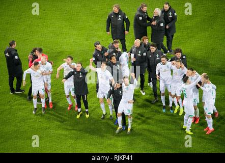 Dortmund, Deutschland. 06 Feb, 2019. Die endgültigen Jubel Team HB, die Spieler tanzen und feiern, Fußball DFB-Pokal, Achtelfinale, Borussia Dortmund (DO) - SV Werder Bremen (HB) 5:7 nE, am 05.02.2019 in Dortmund/Deutschland. ##DFL-Bestimmungen verbieten die Verwendung von Fotografien als Bildsequenzen und/oder quasi-Video## | Verwendung der weltweiten Kredit: dpa/Alamy leben Nachrichten Stockfoto