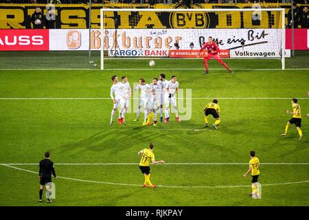 Marco Reus (TUN/Front/Nr. 11) schießt das Ziel mit 1:1, Aktion, über die freie Wand von HB, und gegen Torhüter Jiri PAVLENKA (HB), Wand, Fußball DFB-Pokal, Achtelfinale, Borussia Dortmund (DO) - SV Werder Bremen (HB), am 05.02.2019 in Dortmund/Deutschland. ##DFL-Bestimmungen verbieten die Verwendung von Fotografien als Bildsequenzen und/oder quasi-Video## | Verwendung weltweit Stockfoto