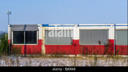 Alten, verlassenen container Gebäude mit Fenstern in der Mitte von Nirgendwo Stockfoto