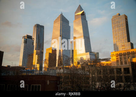 10 Hudson Yards, Mitte links, 30 Hudson Yards, Mitte rechts, und andere Entwicklung rund um die Hudson Yards in New York am Mittwoch, 30. Januar 2019. (Â© Richard B. Levine) Stockfoto