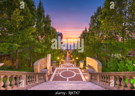 Lynchburg, Virginia, USA, in der Innenstadt von Monument Terrasse in der Morgendämmerung. Stockfoto