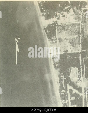 . Strand Profil Änderungen - an der Ostküste des Lake Michigan, 1970-72. Strand Erosion; Küste ändert. Geomorphologie. Der Zugang der Öffentlichkeit Strand am Buchanan Street (Ottawa County) hat eine Küstenlinie Orientierung von N. n° W. und ist entlang der Küste aus kleinen Dünen mit Bäumen bedeckt. Diese Dünen erstrecken sich auf die aktive Strand. Die nachfolgende Erosion hat zurück zu einem bis Schicht, die sich über 8 Meter über dem See und ist von Sanddünen Marke Lage (5. August 1970) (adr. sieht mit einer Kappe bedeckt. 16, 17, 20, 21, T7N, R. 16 W.). Bei öffentlichen Zugriff auf Suchanan Straße südlich von Grand Haven. Profil contin Stockfoto