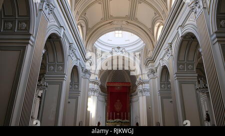 Zafferana Etnea Stadt, Provinz Catania, Sizilien. Blick in das Innere der Kathedrale Kirche, geweiht Madonna della Provvidenza. Stockfoto