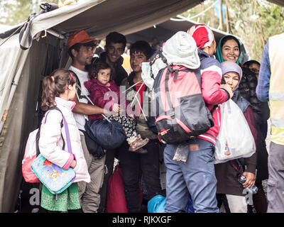 BERKASOVO, Serbien - 17. OKTOBER 2015: Familien von Flüchtlingen, Männer und Frauen, die ihre Kinder halten, warten die Kroatien Serbien Grenze zu überqueren, auf der Stockfoto