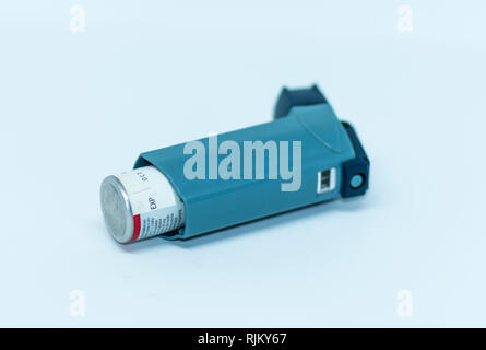 Ein Inhalator zur Festlegung auf die Seite von der Kamera entfernt, mit einem weißen Hintergrund. Stockfoto