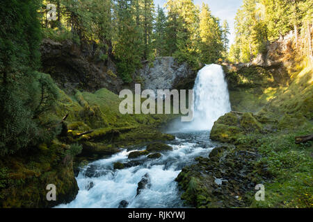 Wanderwege. Sahalie falls, Wasserfall in zentralen Oregon entlang der McKenzie River in den Cascade Mountains Stockfoto