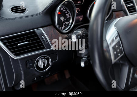 Einfache und doch stilvolle und ausgewogene Innere eines modernen Autos Stockfoto