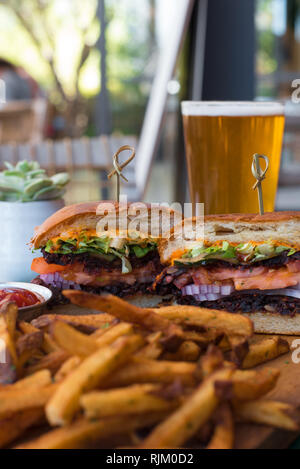 Vegane Burger, Pommes und Bier Stockfoto