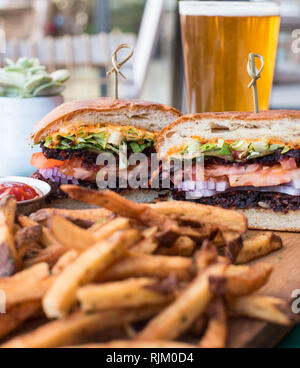 Vegane Burger, Pommes und Bier Stockfoto