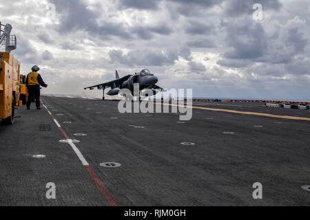 190103-N-YH 603-0127 ATLANTIK (Jan. 3, 2019) Eine italienische Marine AV-8B Harrier aus der Flight Deck der Wasp-Klasse amphibisches Schiff USS Kearsarge (LHD3). Kearsarge ist auf einem geplanten Einsatz als Teil der Kearsarge Amphibious Ready Gruppe zur Unterstützung der Maritime Security Operations, Krisenbewältigung und Theater Zusammenarbeit im Bereich Sicherheit und zugleich eine Vorwärts naval Präsenz. (U.S. Marine Foto von Mass Communication Specialist 2. Klasse Casey Moore/Freigegeben) Stockfoto