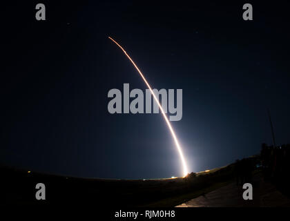 Ein unbewaffneter Minuteman III Intercontinental Ballistic Missile startet während einer entwicklungspolitischen Test bei 11:01 Pacific Standard Time Dienstag, Februar 5, 2019, auf der Vandenberg Air Force Base, Calif (U.S. Air Force Foto von älteren Flieger Clayton Verschleiß/Freigegeben) Stockfoto