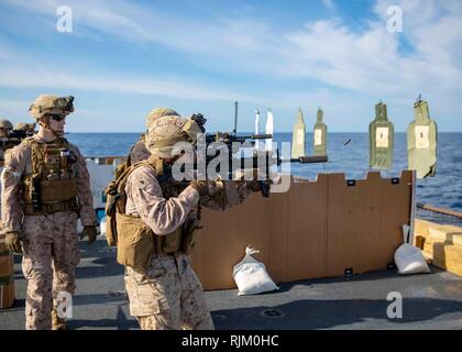 Mittelmeer, Jan. 31, 2019 - US-Marines mit dem 22 Marine Expeditionary Unit (MEU) simulieren Zimmer Clearing auf dem Flugdeck der San Antonio-Klasse amphibious Transport dock Schiff USS Arlington LPD (24), 31.01.2019. Arlington einen geplanten Einsatz als Teil der 22 MEU und der kearsarge Amphibischen bereit, zur Unterstützung der Maritime Security Operations, Krisenbewältigung und Theater Zusammenarbeit im Bereich Sicherheit und zugleich eine vorwärts Naval und Marine Präsenz. (U.S. Marine Corps Foto: Staff Sgt. Andrew Ochoa/Freigegeben) Stockfoto