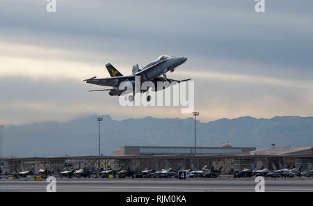 Die Royal Australian Air Force (RAAF) FA-18A Hornet in Red Flag 19-1 an der Nellis Air Force Base in Nevada, Jan. 29, 2019 teilnimmt. Red Flag ist ein Combat Training übung auf dem Nevada Test und Training Strecke unter Beteiligung der Luftstreitkräfte der Vereinigten Staaten und ihrer Verbündeten. (U.S. Air Force Foto von Airman 1st Class Rechtsinhaber A. Darbasie) Stockfoto