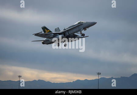 Die Royal Australian Air Force (RAAF) FA-18A Hornet in Red Flag 19-1 an der Nellis Air Force Base in Nevada, Jan. 29, 2019 teilnimmt. Red Flag ist Teil einer Serie von Advanced Training Programme verwaltet von der US Air Force Warfare Center und Nellis AFB. (U.S. Air Force Foto von Airman 1st Class Rechtsinhaber A. Darbasie) Stockfoto