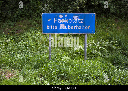 Schild an der Autobahn BAB A 46: Schild "Parkplatz Please sauberhalten" - Parken bitte sauber halten - auf einem Rastplatz Stockfoto