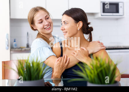 Porträt von zwei Glückliche weibliche Freunde gute Freizeit zu Hause Stockfoto