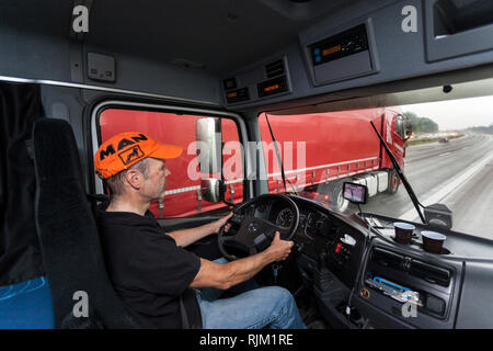 Treiber auf der Straße im regnerischen Wetter Stockfoto