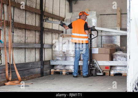 Kraftfahrer in Ladungssicherung Stockfoto