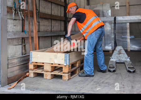 Kraftfahrer in Ladungssicherung Stockfoto