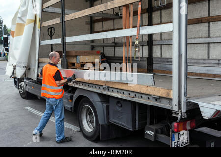 Kraftfahrer in Ladungssicherung Stockfoto