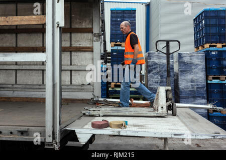 Kraftfahrer in Ladungssicherung Stockfoto