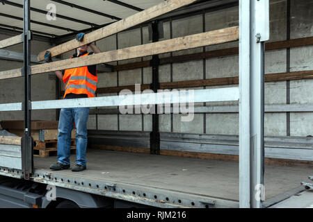 Kraftfahrer in Ladungssicherung Stockfoto