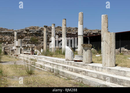 Statue Sockel mit griechischen Text entlang der Stoa, umgibt das Heiligtum der Artemis, Magnesia am Mäander, Tekin, Ionia, Türkei. Stockfoto