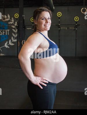 Flexibler Schwangerschaftsbauch Stockfoto