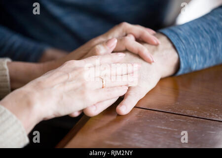 In der Nähe von Frau und Mann hält die Hände zusammen Stockfoto