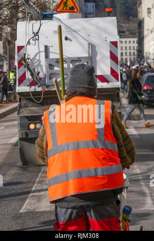 Städtische Angestellte sauber bis die Straße nach einer Demo, Lyon, Frankreich Stockfoto