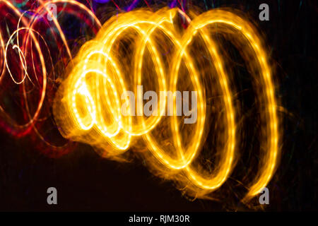 Close-up leuchtenden gelben Spirale auf schwarzen Hintergrund. Abstrakte Zeichnung. Stockfoto