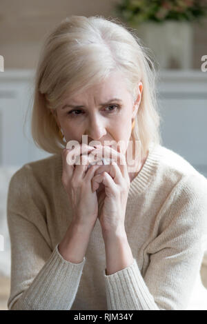 Bild vertikal im Alter von Frau weinen Holding Taschentuch Stockfoto