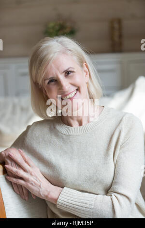 Vertikale Ansicht happy blonde Frauen für die Kamera posieren Stockfoto
