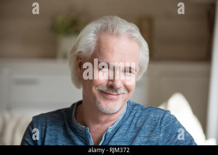 Kopf geschossen Portrait von sicher schöner alter Mann Stockfoto