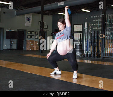 Kettle Bell Lift schwanger Stockfoto
