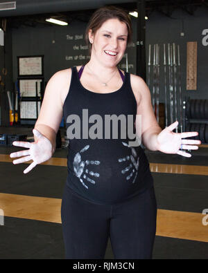 Chalk Hände auf schwangeren Bauch Stockfoto