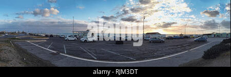 Rom Ostia Lido, Italien - Januar 25, 2019: Überblick über die magellano Square in Ostia Lido von Rom, es ist Menschen Sehenswürdigkeit schönen Sommerabend zu verbringen Stockfoto