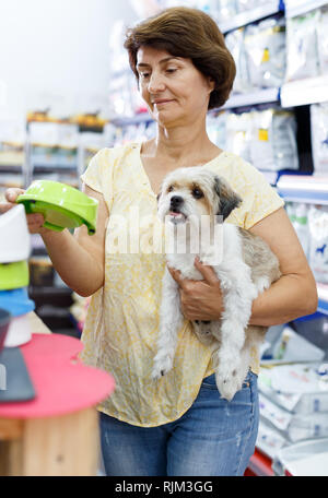 Nette Frau besuchen Pet Shop auf der Suche nach Dog Bowl für die Fütterung Ihres süssen Havaneser Stockfoto