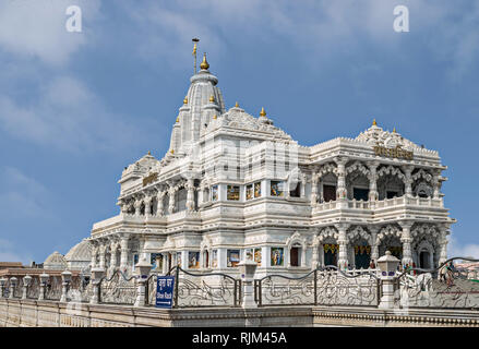 Die Prem Mandir ist ein hinduistischer Tempel, bekannt als "das Heiligtum des Gottes Anbetung', in Vrindavan, Mathura befindet. Indien. Stockfoto