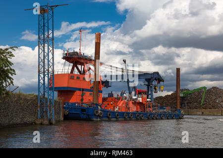 Taucher Schiff arbeiten mit Kran am Pier Stockfoto