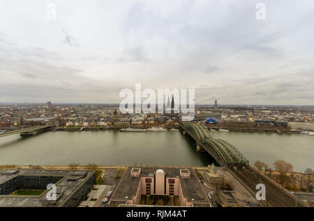 Luftaufnahme der Hohenzollernbrücke und der Kölner Dom von der Aussichtsplattform über den Rhein. Stockfoto