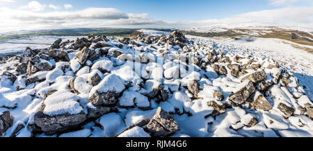 Winterlandschaft und verschneite Landschaft von Smearsett Narbe in den Yorkshire Dales in Richtung Ingleborough und der Lake District suchen Stockfoto