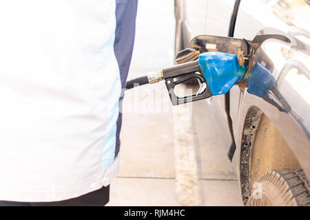 Closeup Zapfpistole Öl für Auto in Tankstelle zu tanken. Stockfoto