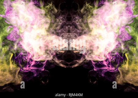 Dicke bunte Rauch grün pink in Form eines Schädels, Monster, Drachen auf einem schwarzen Hintergrund isoliert. Hintergrund aus dem Rauch von vape. Mocap fo Stockfoto