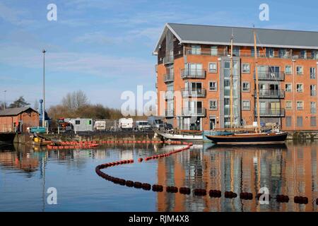 Baggerarbeiten im Becken von Gloucester Docks auf der Gloucester und Schärfe Canal Stockfoto