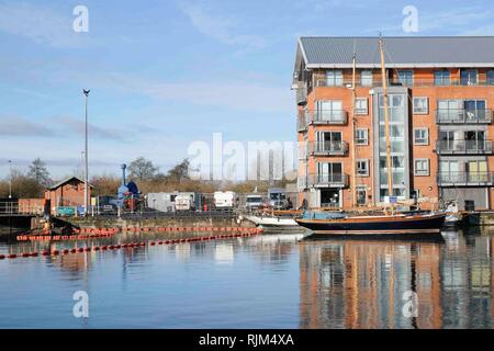 Baggerarbeiten im Becken von Gloucester Docks auf der Gloucester und Schärfe Canal Stockfoto