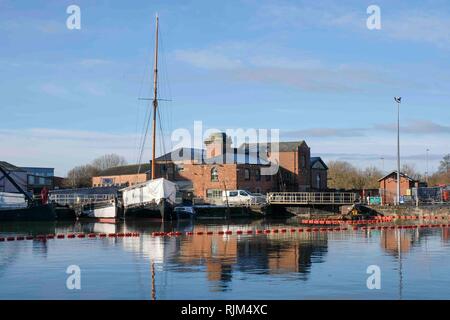 Baggerarbeiten im Becken von Gloucester Docks auf der Gloucester und Schärfe Canal Stockfoto